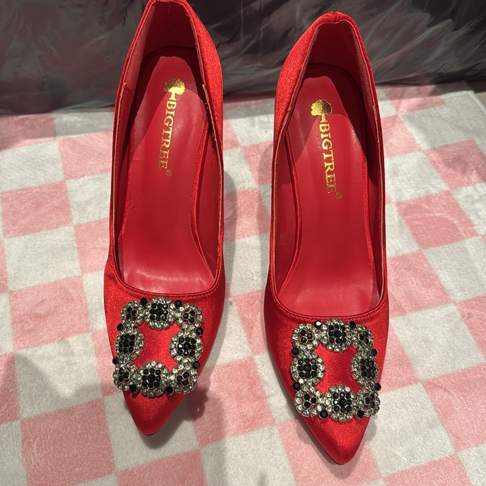 Big Tree. Red Satin High-Heel Pumps. New!